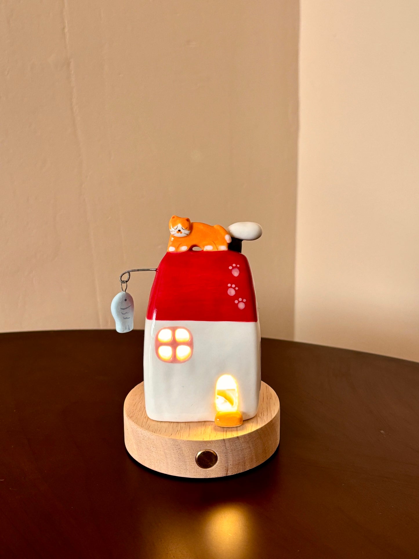 The Cat on the Roof — Handcrafted Pottery Cat House Ambient Light