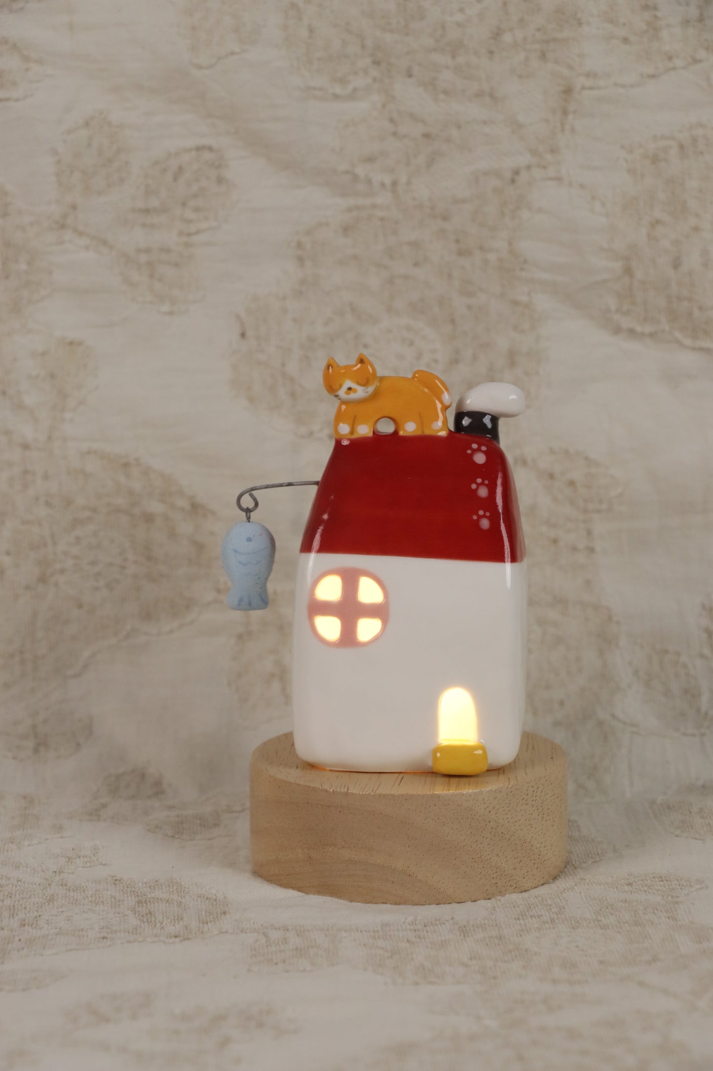 The Cat on the Roof — Handcrafted Pottery Cat House Ambient Light