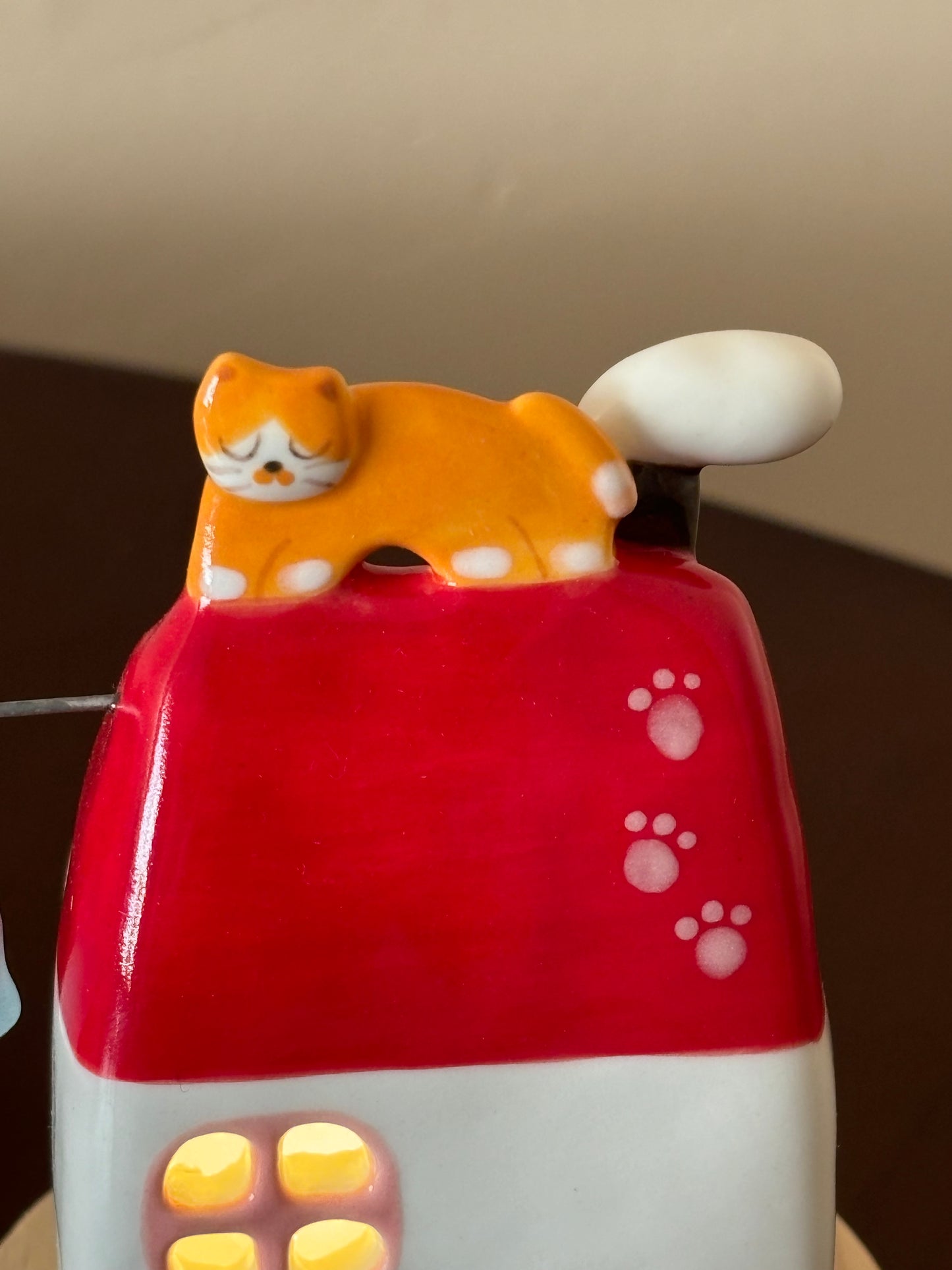 The Cat on the Roof — Handcrafted Pottery Cat House Ambient Light