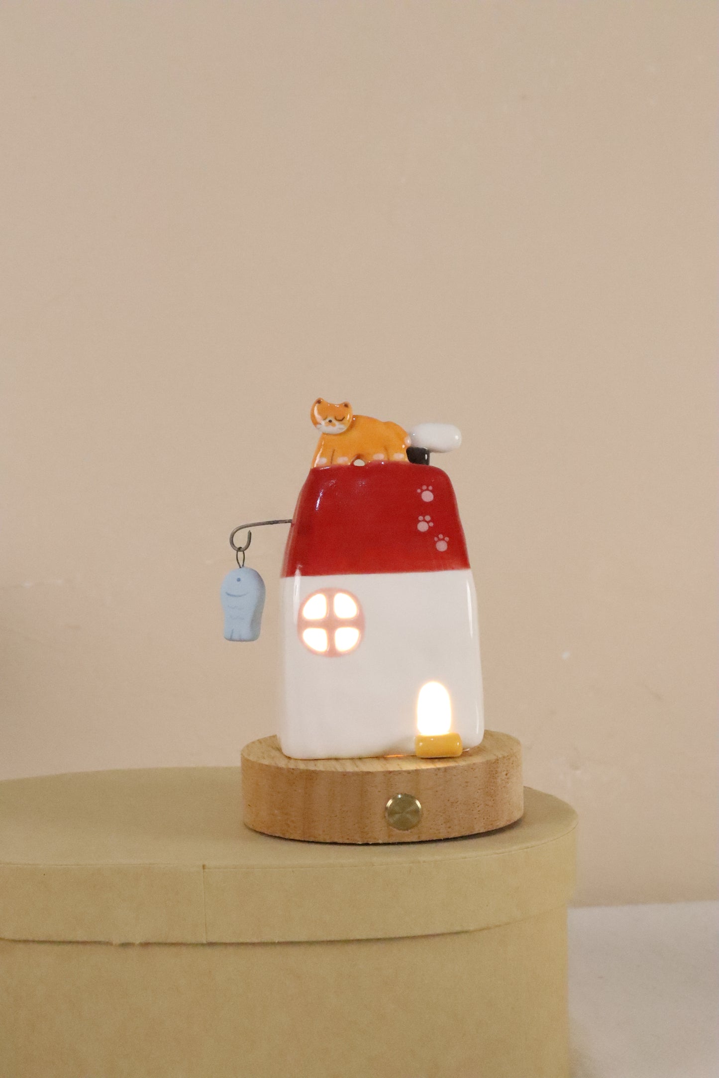 The Cat on the Roof — Handcrafted Pottery Cat House Ambient Light